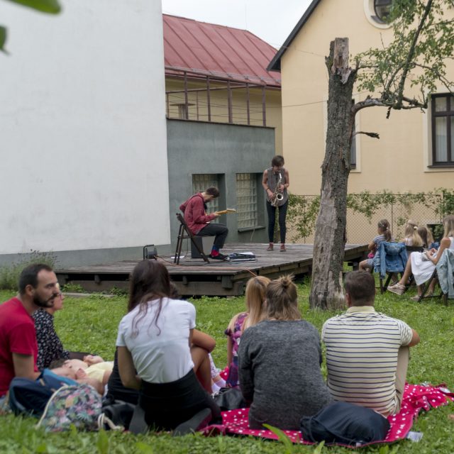 1 - Koncert v záhrade Vily Skuteckých: uouo