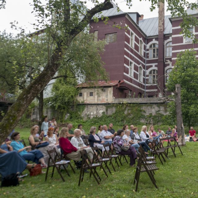 5 - Koncert v záhrade Vily Skuteckých: uouo