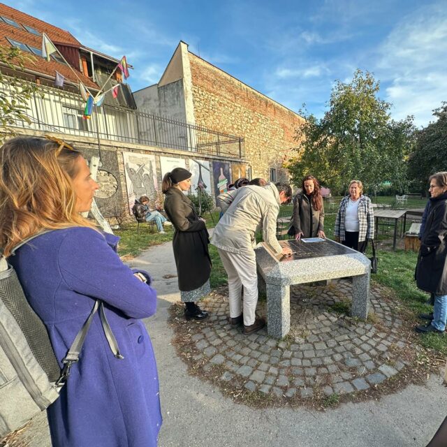 1 - Monument(k)y/Ihrisko Hexagon, Pomník Odkrývanie