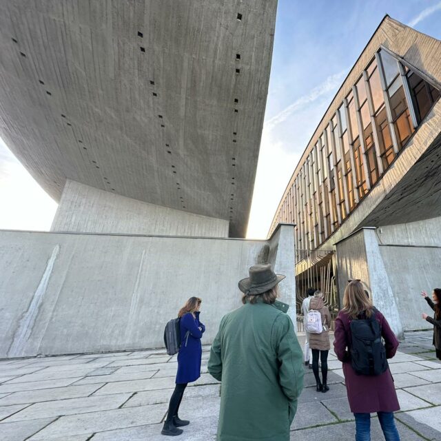 5 - Monument(k)y/Ihrisko Hexagon, Pomník Odkrývanie